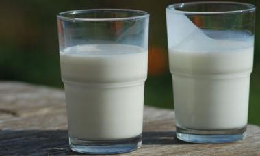Молоко при похмелье - механизм действия при интоксикации организма, как правильно пить и полезные добавки