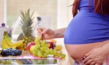 Как употреблять виноград беременным женщинам, чтобы не нанести вред ни себе, ни ребенку?