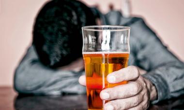 Как проявляется аллергия на алкоголь и как ее лечить