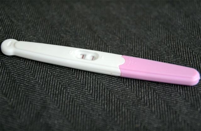 Тест на беременность фото две полоски в руке реальный