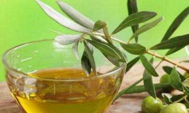 Nettoyer le corps avec de l'huile d'olive