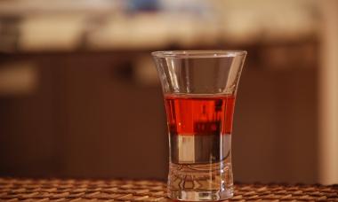 Vodka ou vin : lequel est-il préférable de boire et lequel est le plus nocif ?